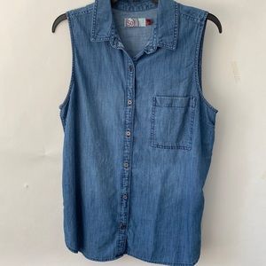 Buttoned down soft denim sleeveless shirt